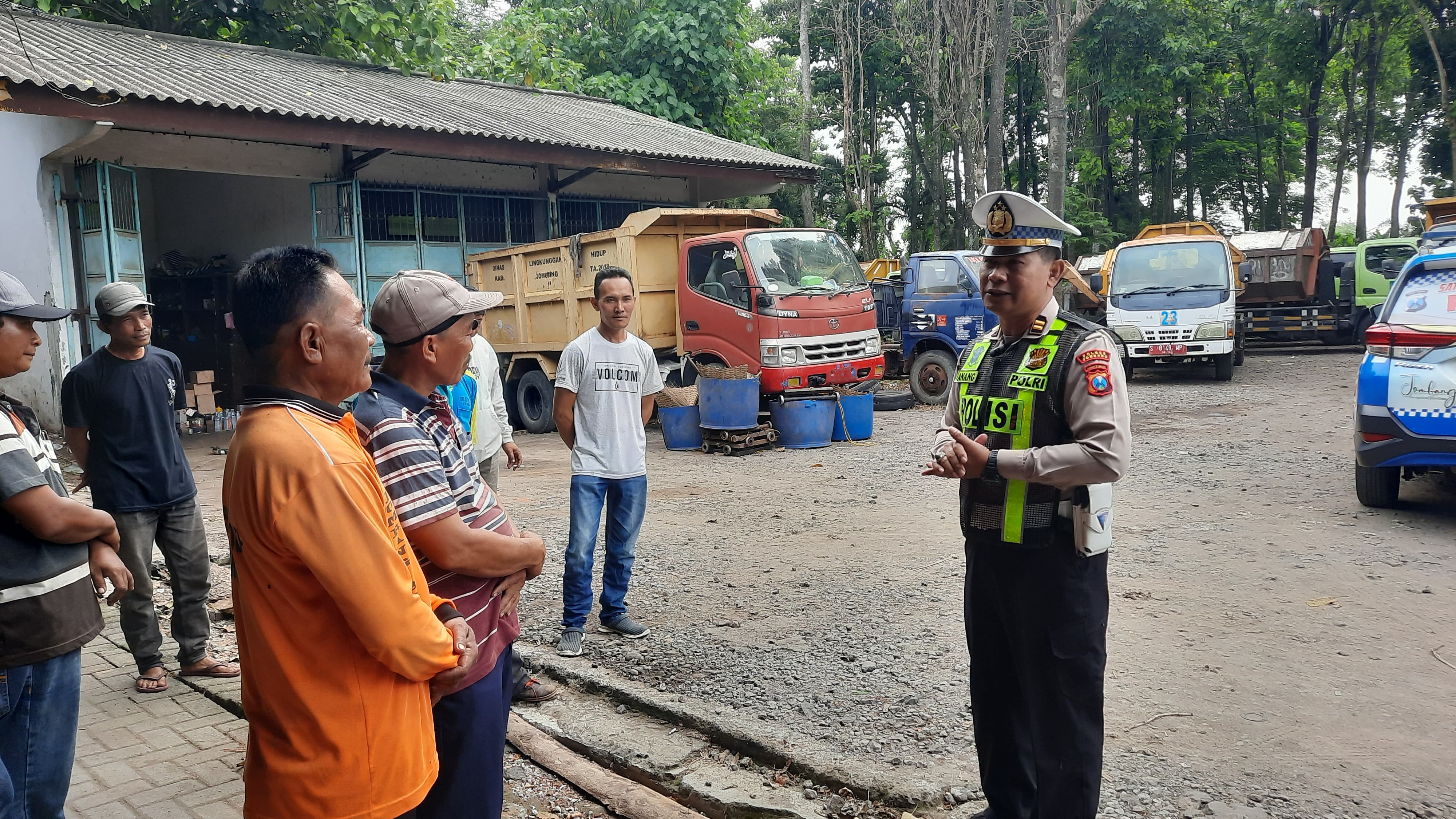 Peduli Sesama, Polisi bagikan Nasi Bungkus Kepada Pekerja Kebersihan