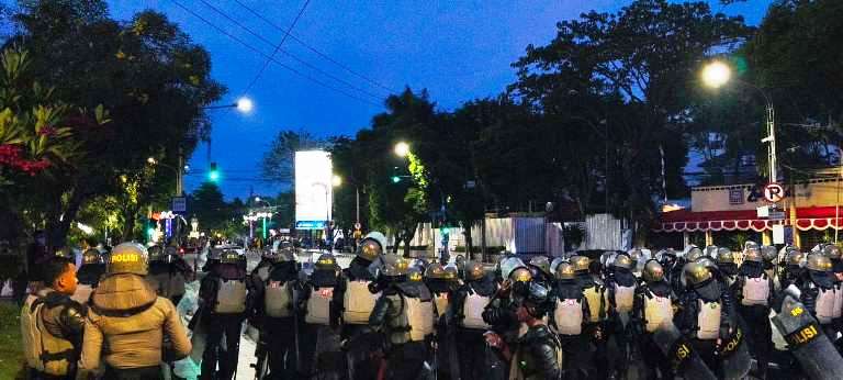  Polisi Terus Pukul Mundur Pendemo di Grahadi