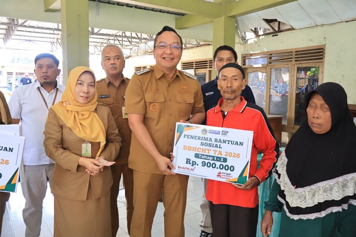 Wabup Gresik Salurkan Bantuan di Benjeng, 10.364 Warga Terima Beras dan Uang Tunai