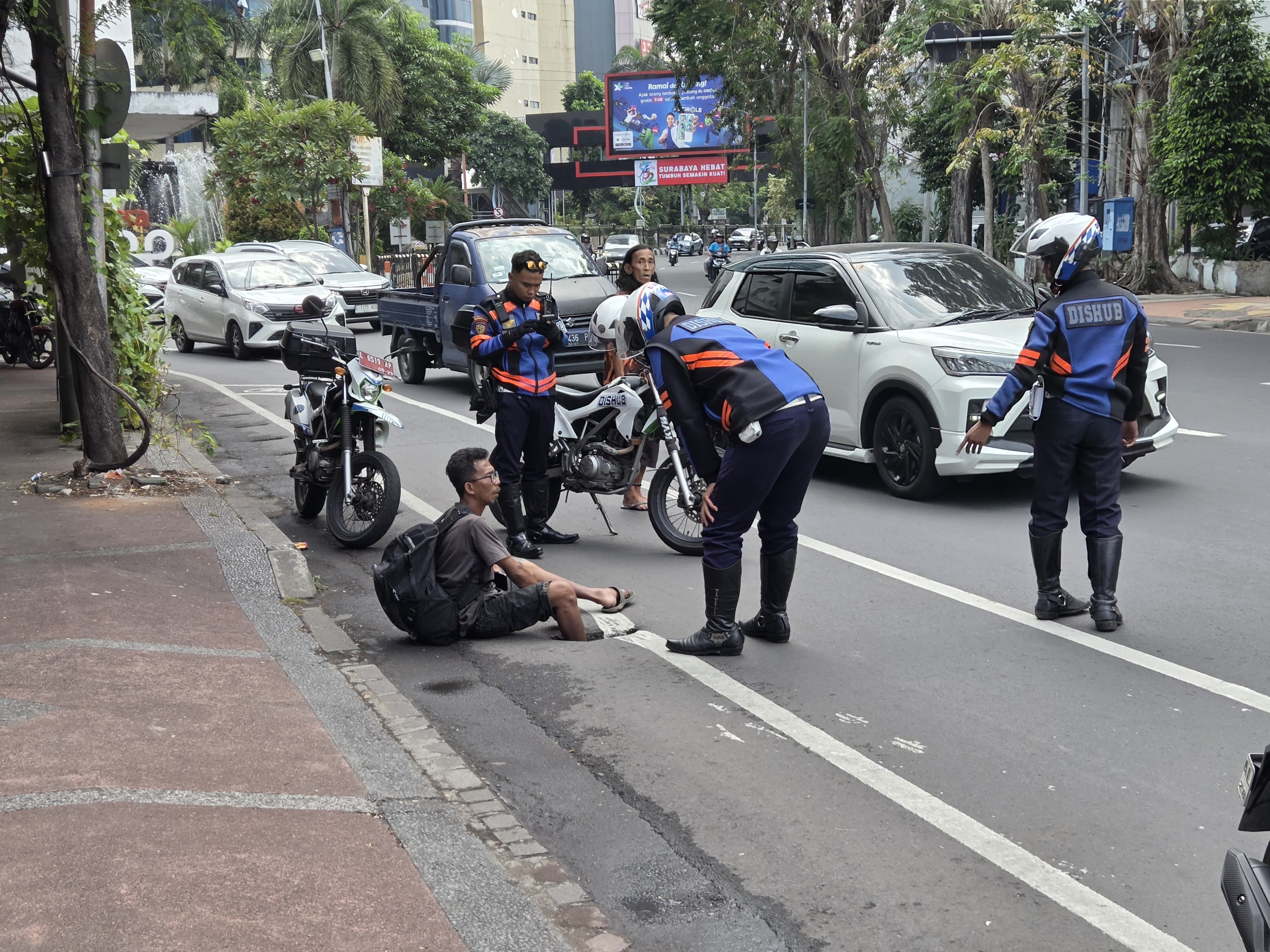 Pejalan Kaki Terperosok, Saluran di Jalan Gubernur Suryo Ditutup