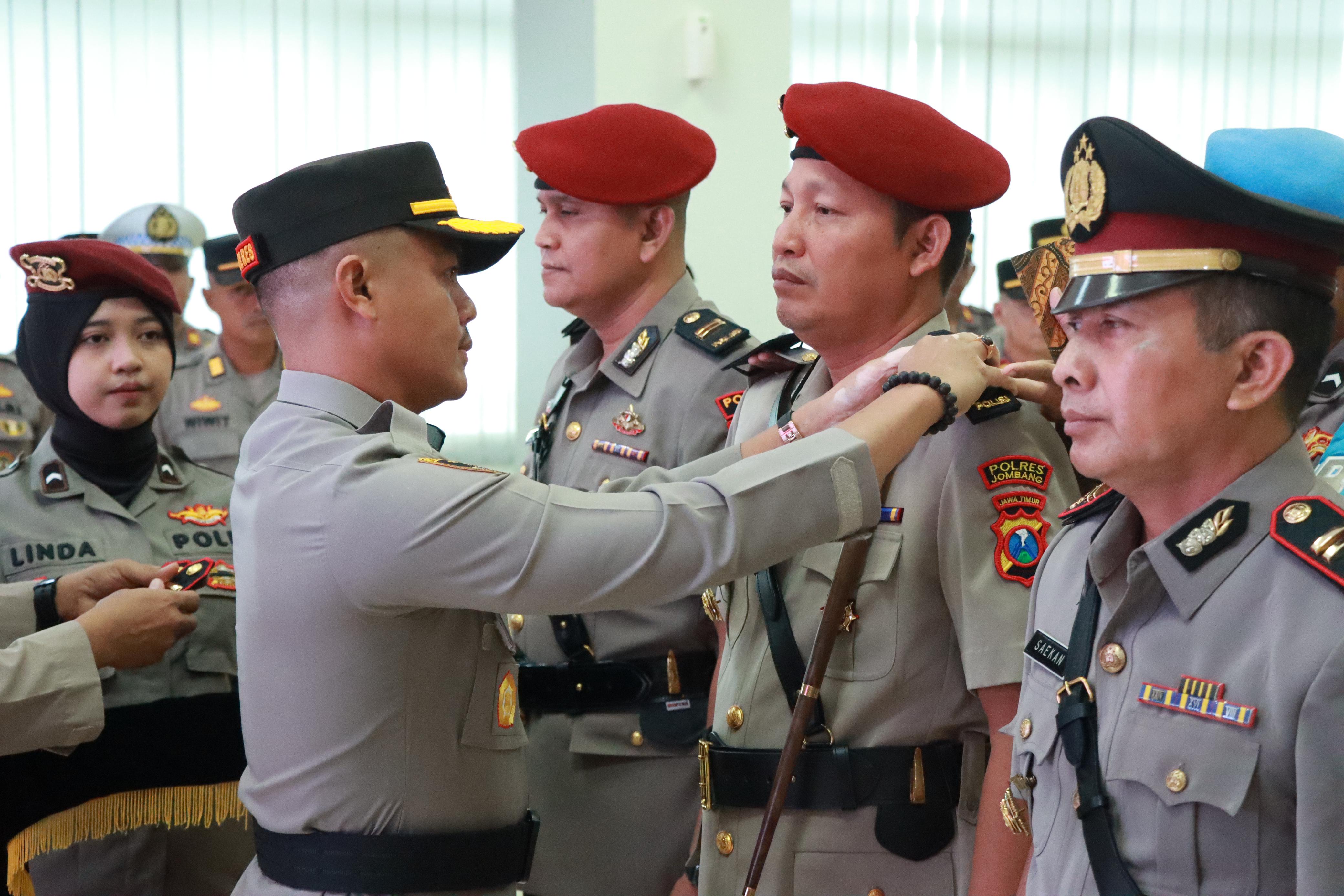 Polres Gresik Gelar Serah Terima Jabatan Kasat Resnarkoba dan Kasat Tahti