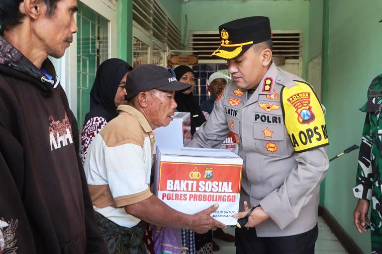 Bakti Sosial Polres Probolinggo: Kapolres Turun Langsung Bantu Warga Tiris Terdampak Bencana