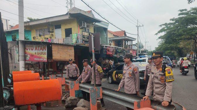 Polsek Sukomanunggal Kontrol Pintu Air, Antisipasi Musim Hujan