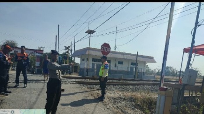 KA Airlangga Temper Motor di Perlintasan Deket Lamongan, Dua Orang Terluka