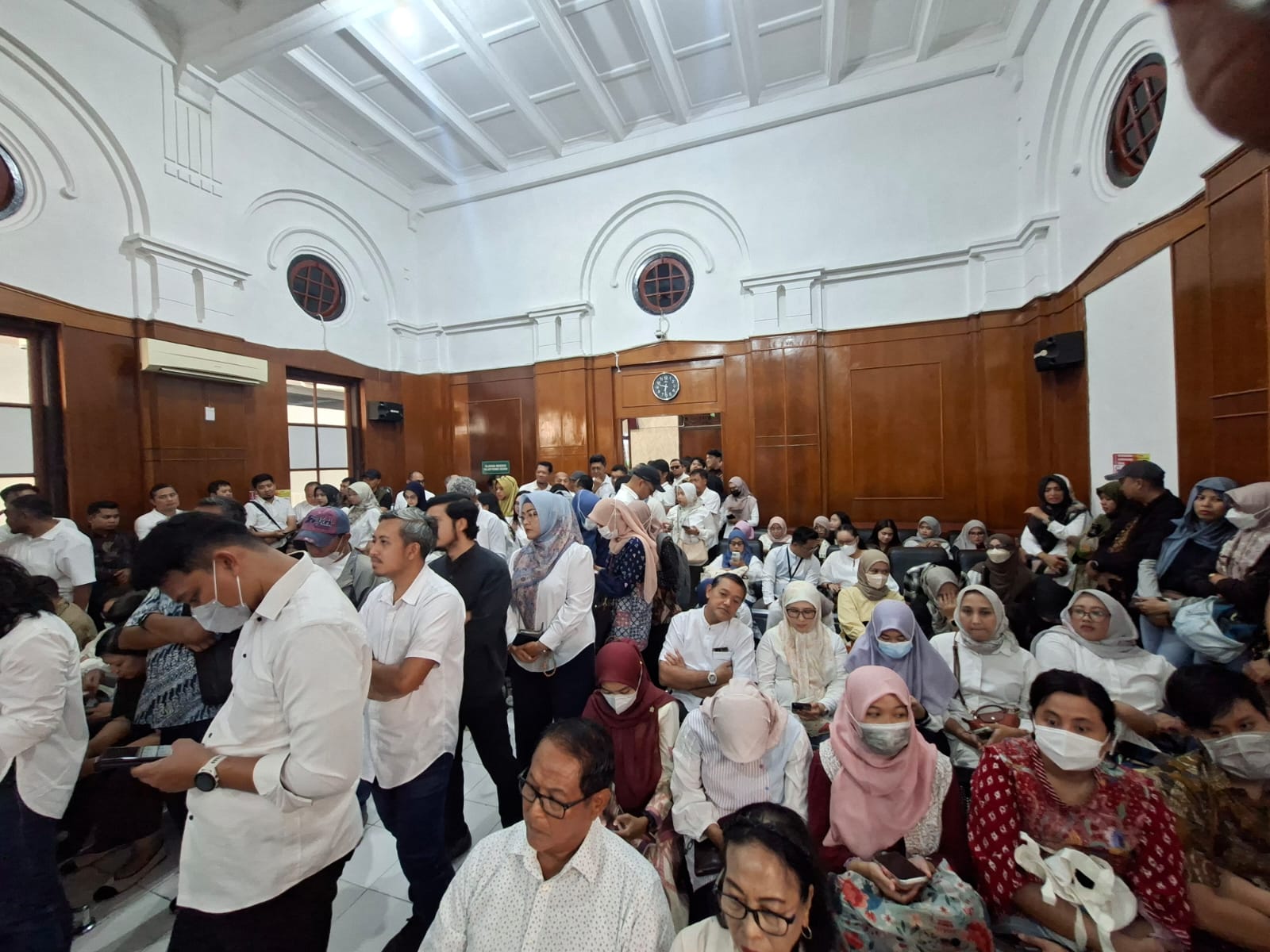 Jelang Vonis 6 Terdakwa Korupsi Pelindo, PN Surabaya Diserbu Pengunjung