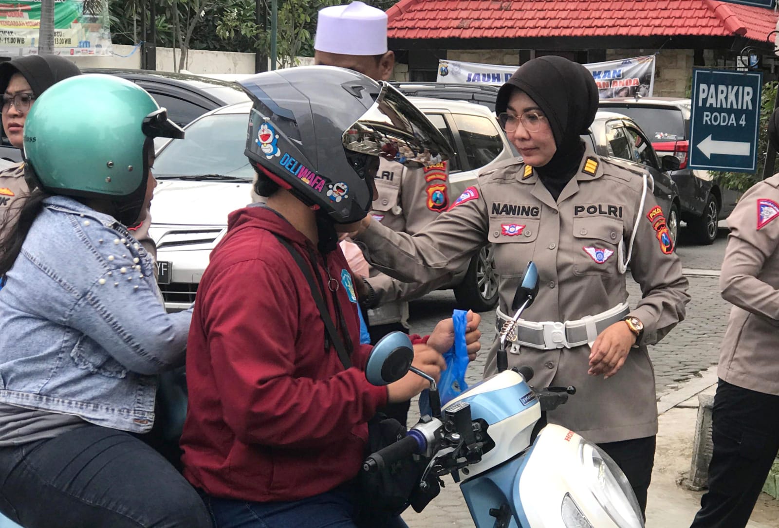 Samsat Surabaya Utara Bagikan 300 Paket Takjil, Paur: Momen Tebar Kebaikan