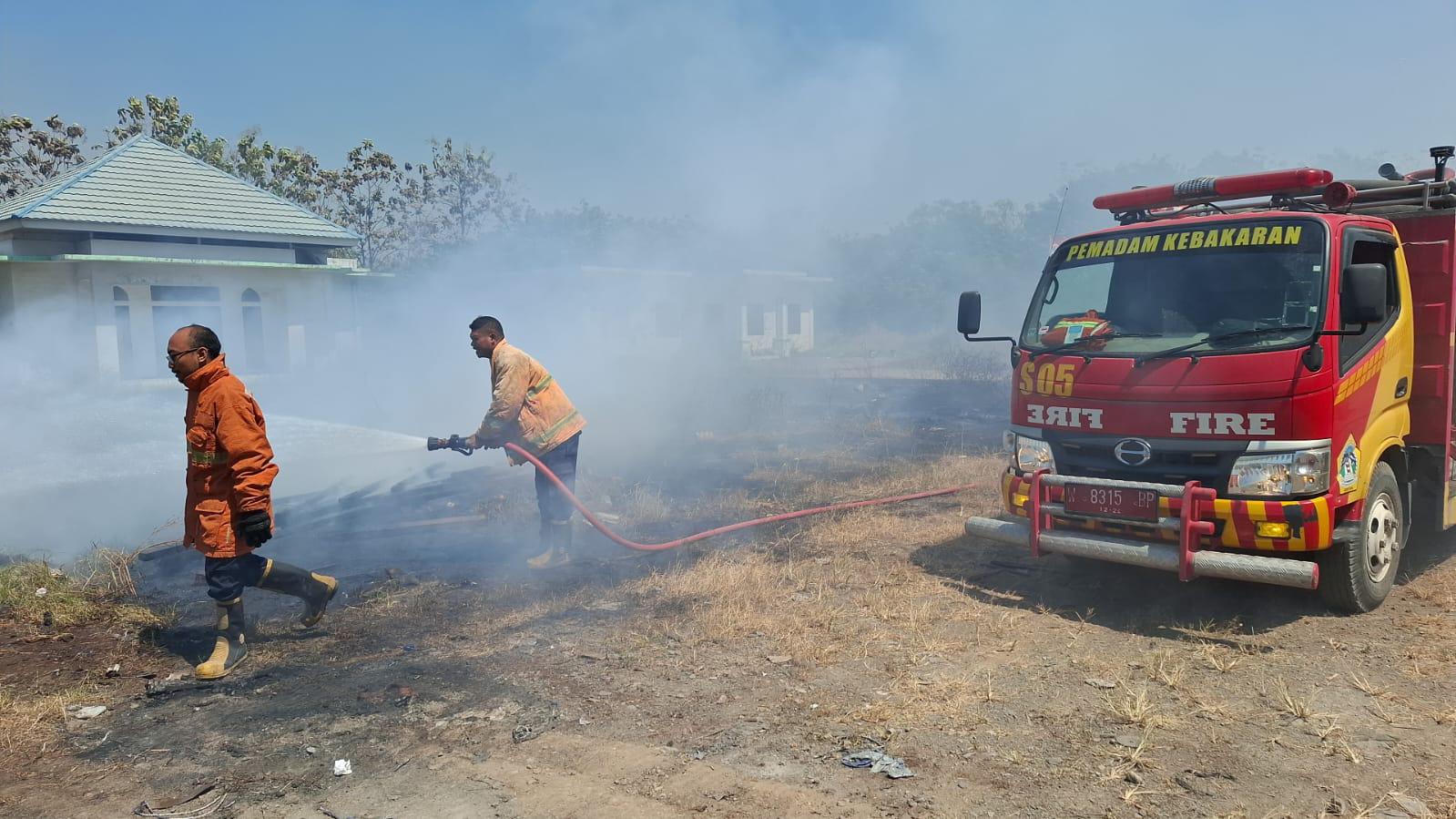 10 Lahan Kosong Terbakar di Gresik Sejak Awal Agustus 2025, Damkar Imbau Hal Ini
