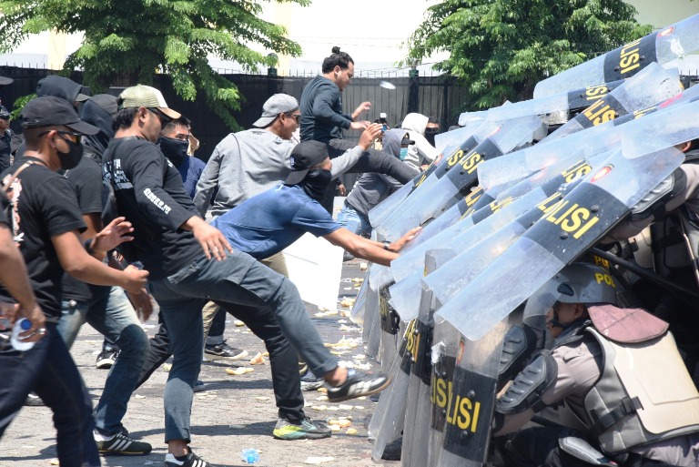 Polda Jatim Gelar Simulasi Sispamkota di GOR Sidoarjo, Latih Kesiapsiagaan Hadapi Kerusuhan