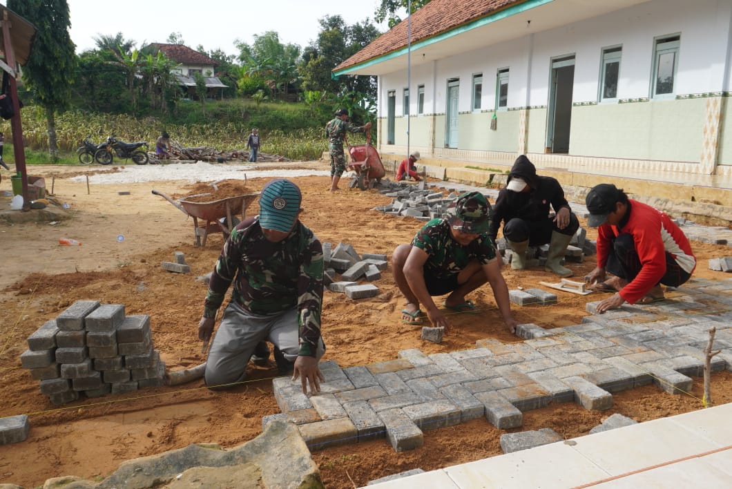 Bertahun Becek, Kini Halaman Ponpes Dipaving Satgas TMMD