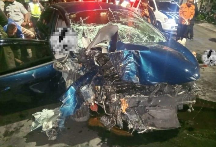 Ford Fiesta Hantam Motor Pengangkut Sampah di Kertajaya, 1 Meninggal, 5 Luka Berat