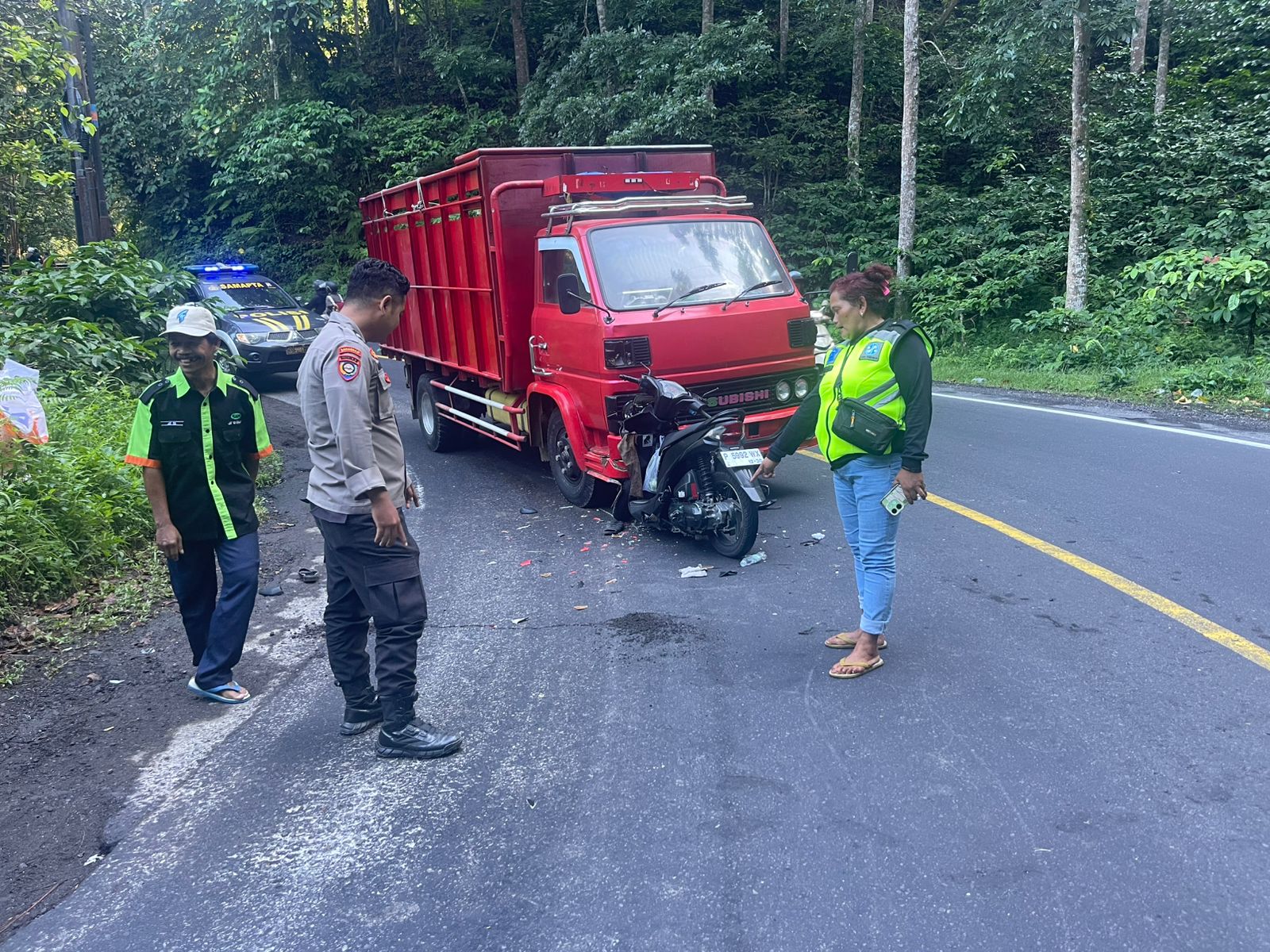 Gagal Mendahului di Tikungan Gumitir, Truk Hantam Pemotor hingga Tewas