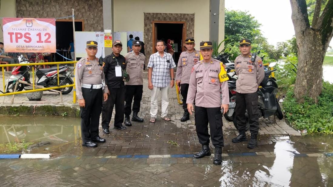 Antusiasme Warga Bringkang Datangi TPS Meski Akses Terendam Banjir
