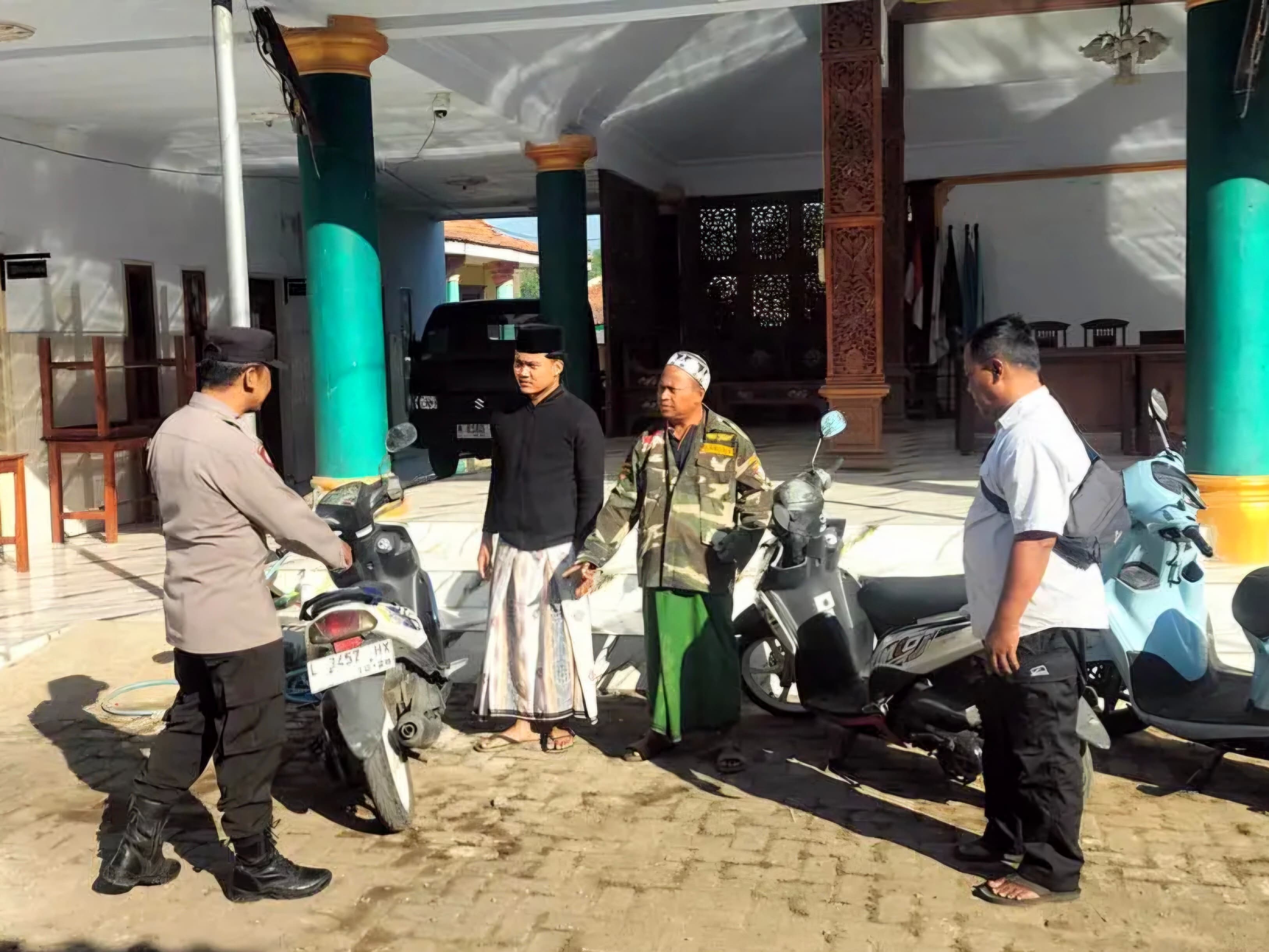 Motor Mahasiswa KKN Raib di Halaman Balai Desa Rejosalam
