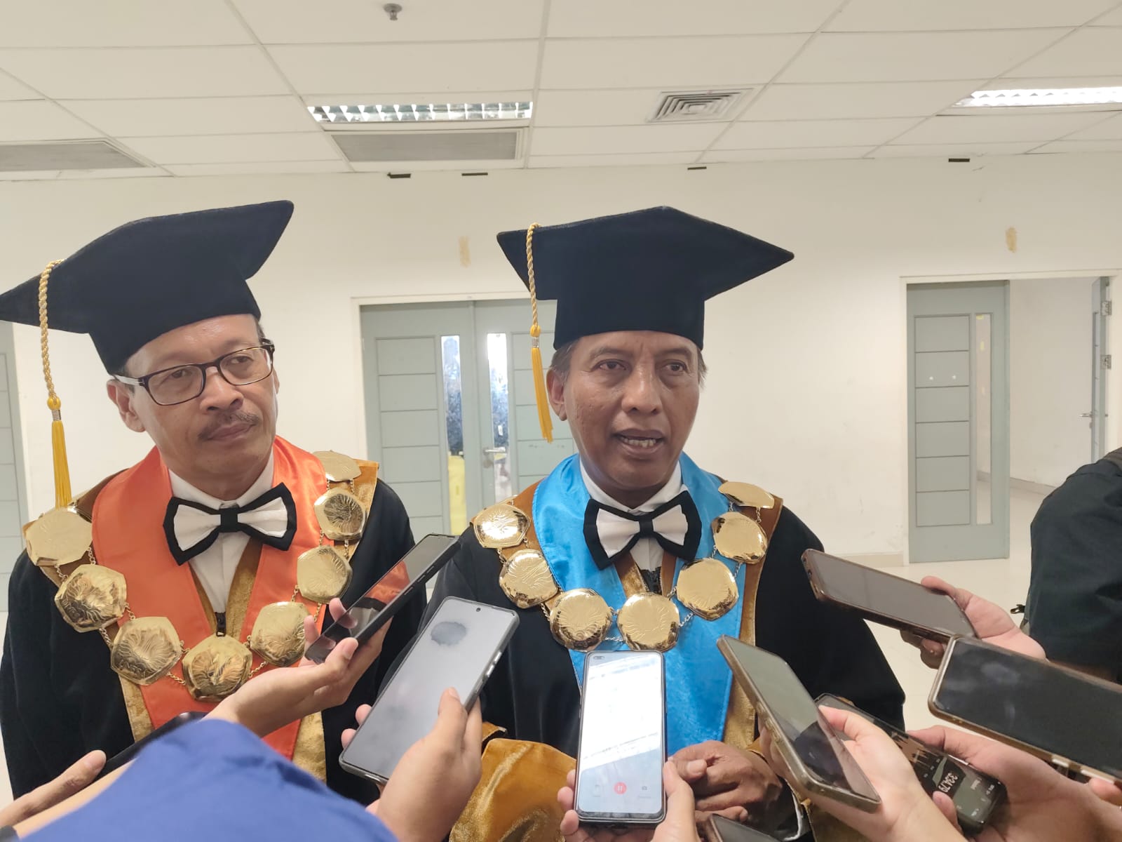Tekan Pengangguran Sarjana, Lulusan Unesa Langsung Terima Ijazah Usai Wisuda