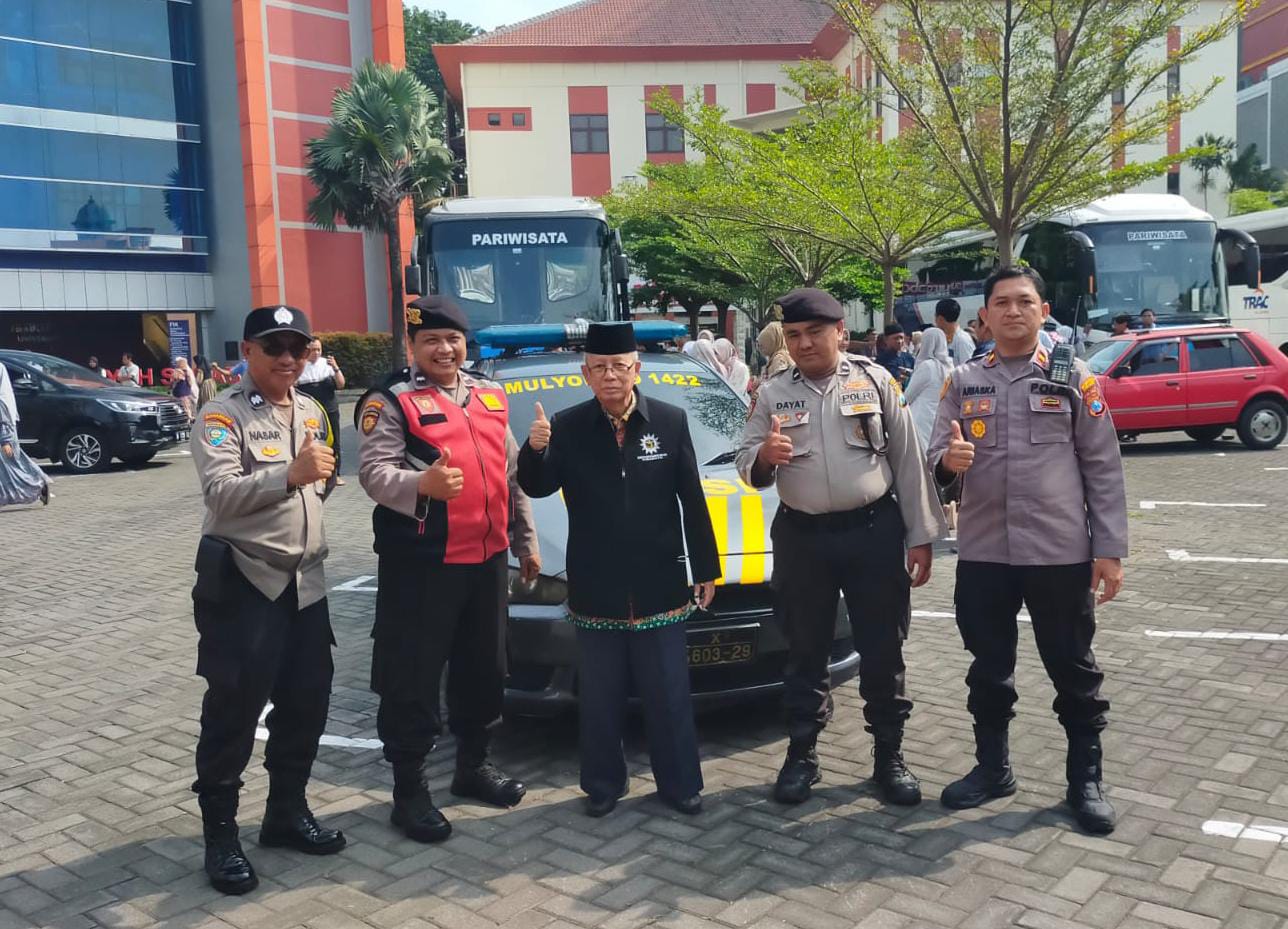 Polsek Mulyorejo Kawal Pemberangkatan 125 Calon Jemaah Haji KBIHU Muhammadiyah Surabaya