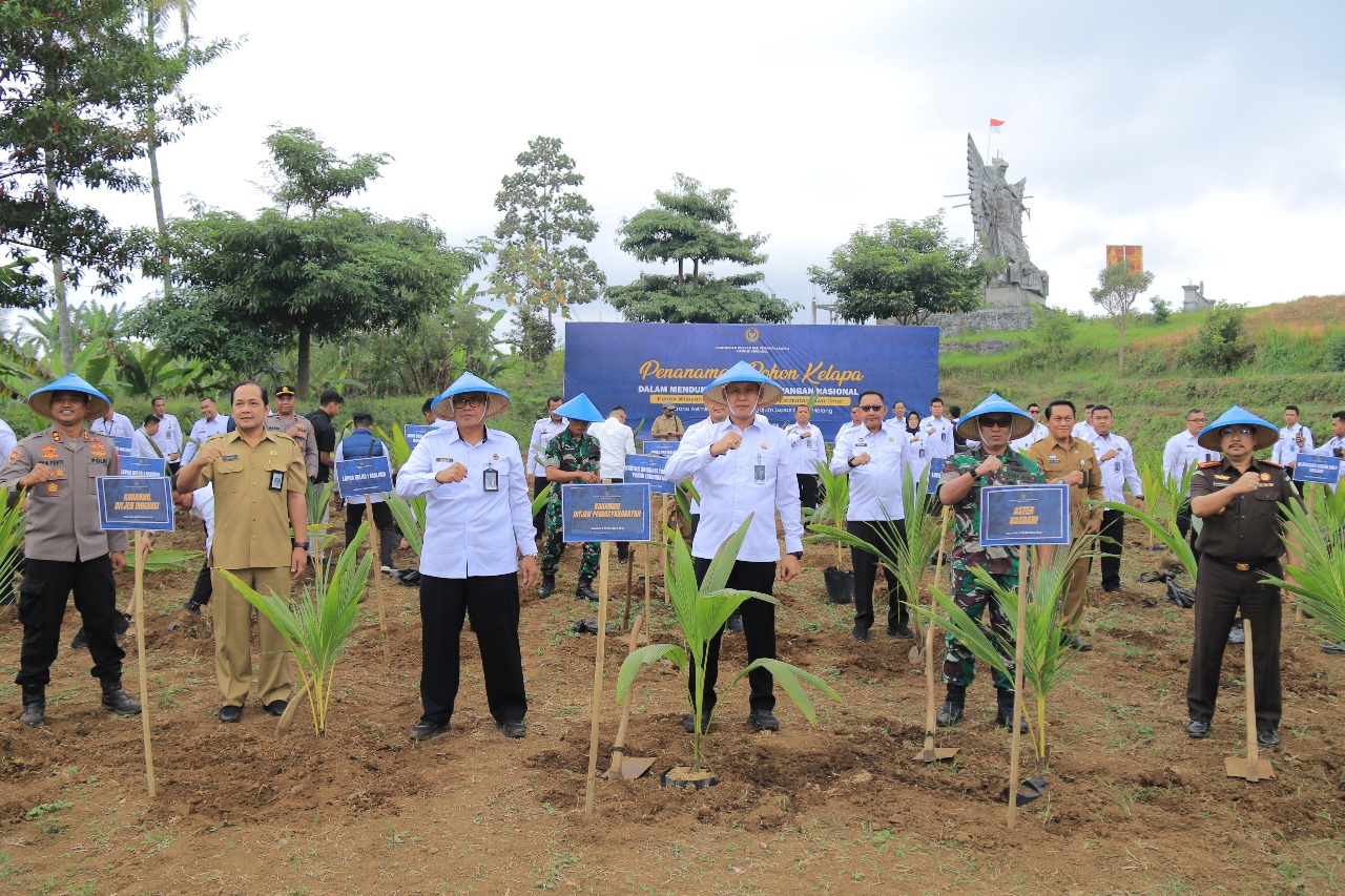 Dukung Ketahanan Pangan Nasional, Kalapas Lamongan Tanam Ratusan Ribu Pohon Kelapa
