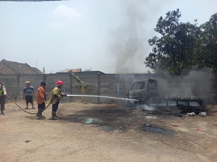 Pikap Ludes Terbakar di Samping SPBU Wringinanom Gresik, Kerugian Rp 100 Juta