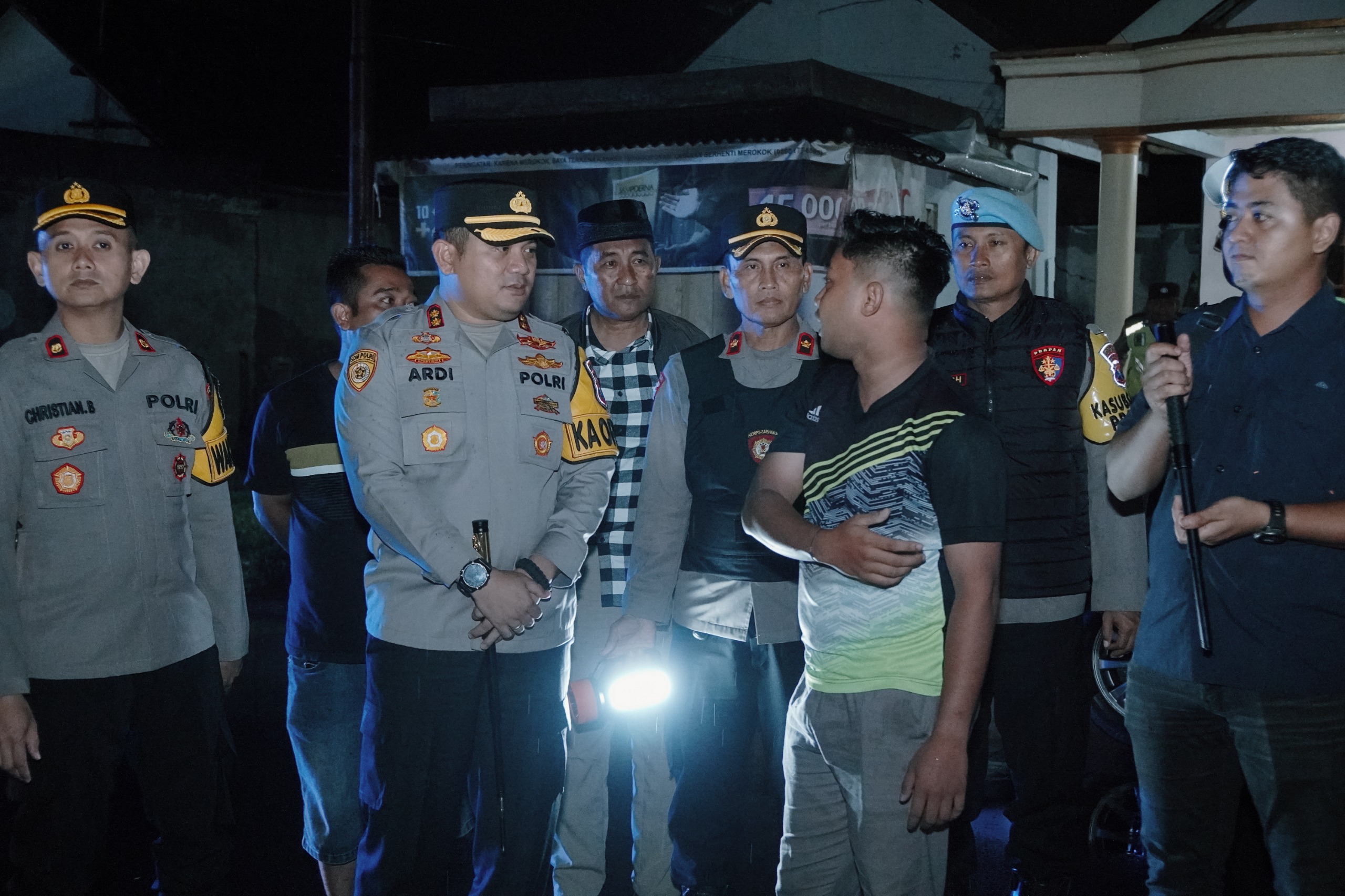 Pimpin Patroli Malam, Kapolres Jombang Bagikan Makan Sahur Gratis kepada Masyarakat