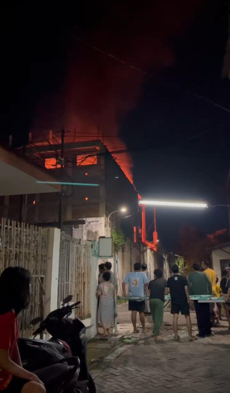 Mess Karyawan Pabrik PT Kecap Kenarie di Jalan Donokerto Ludes Dilalap Api