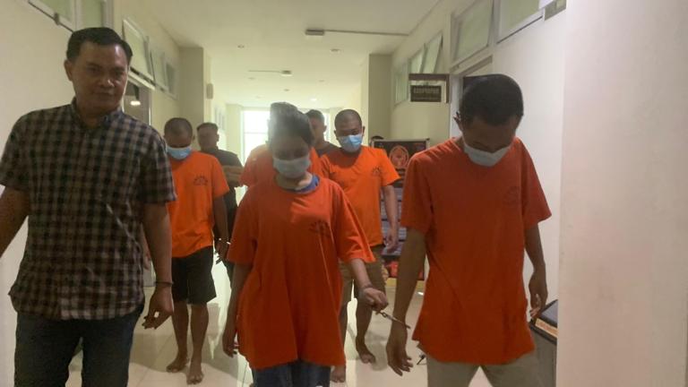 Polisi Bekuk 5 Orang Sindikat Pengedar Sabu di Gresik Utara, Libatkan Sejoli yang Masih Berpacaran