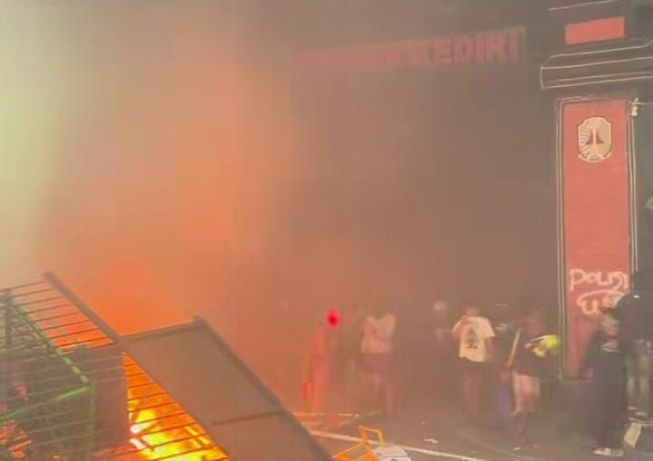 Kini Giliran  Gedung DPRD Kabupaten Kediri Jadi Sasaran Amuk Massa, Tidak Ada Polisi Berjaga