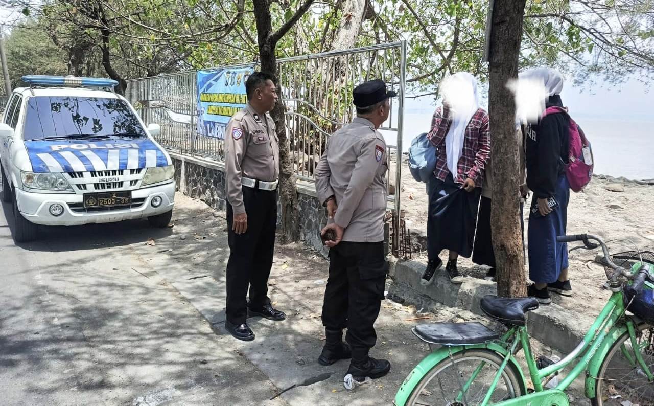 Polsek Kenjeran Tegur Pelajar Surabaya Nongkrong saat Jam Sekolah di Pantai Batu-Batu