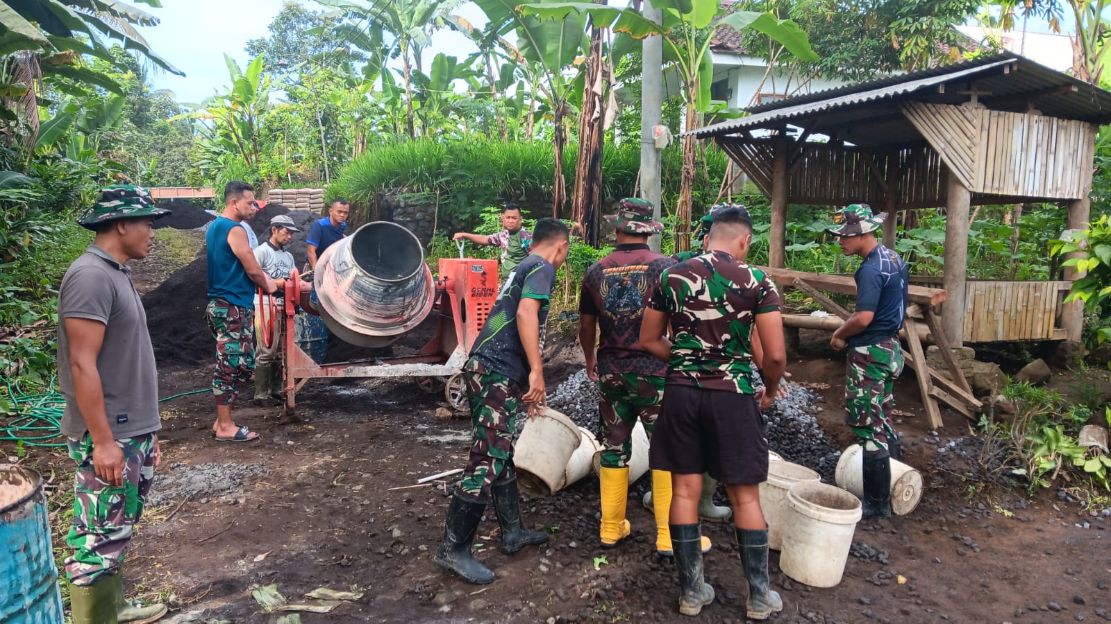 Sinergi TNI dan Warga Desa Burno Percepat Pengecoran Jalan Penghubung