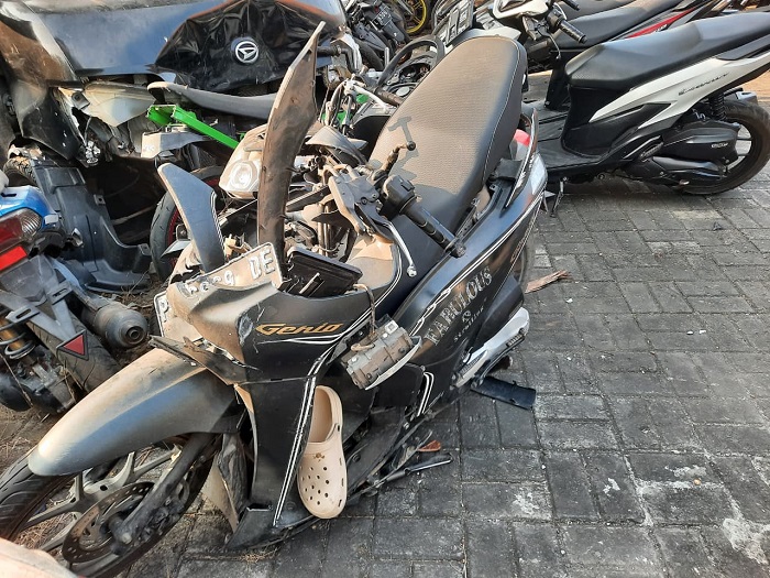 Ugal-Ugalan di Jalan, Pemotor Tabrak Pikap Muat Ayam di Panji Situbondo