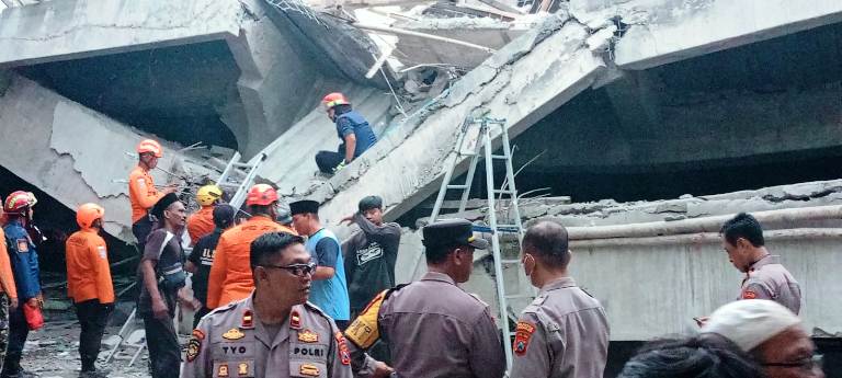 Bangunan Pondok Pesantren Al Khoziny Sidoarjo Ambruk, Belasan Ambulans Disiagakan
