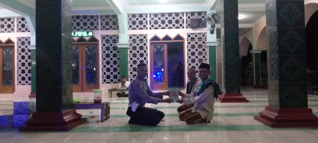 Jaga Kondusifitas Ramadan, Polsek Padangan Patroli Dialogis saat Tadarus dan Serahkan Sarana Kontak di Masjid 