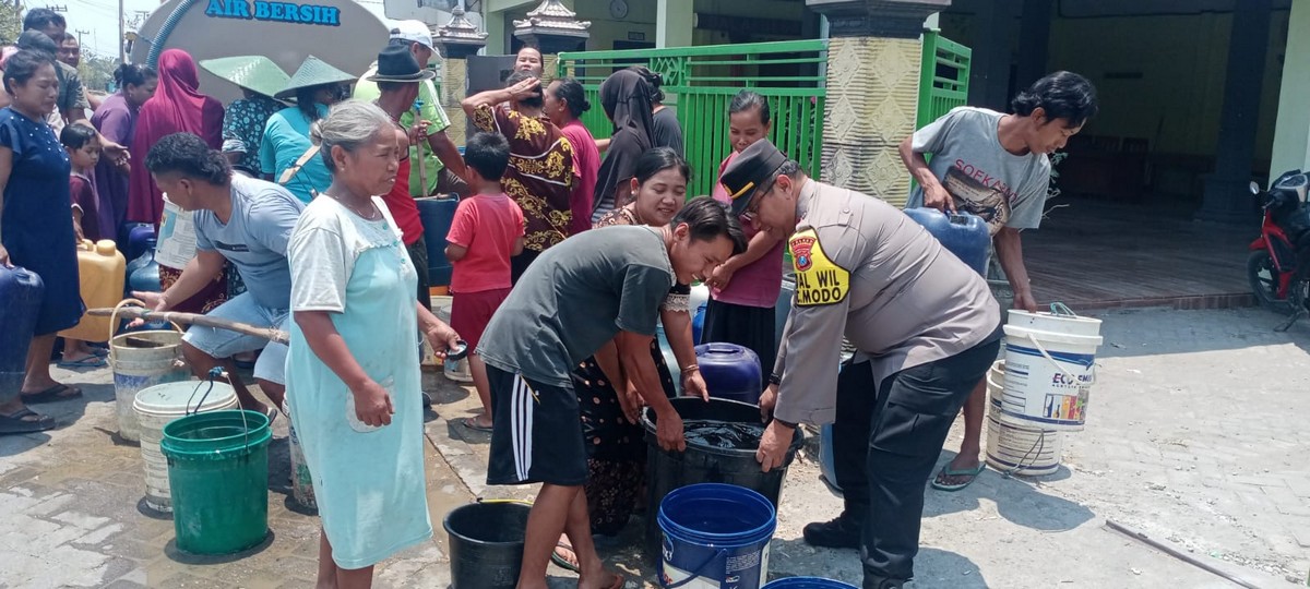 Polsek Modo Lamongan Dropping Air Bersih