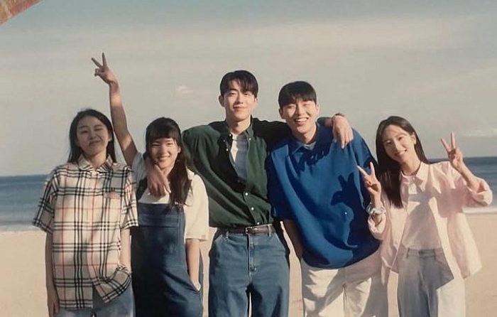 Twenty-Five Twenty-One: Pelajaran tentang Mimpi, Cinta Pertama, dan Keberanian Tumbuh di Tengah Krisis