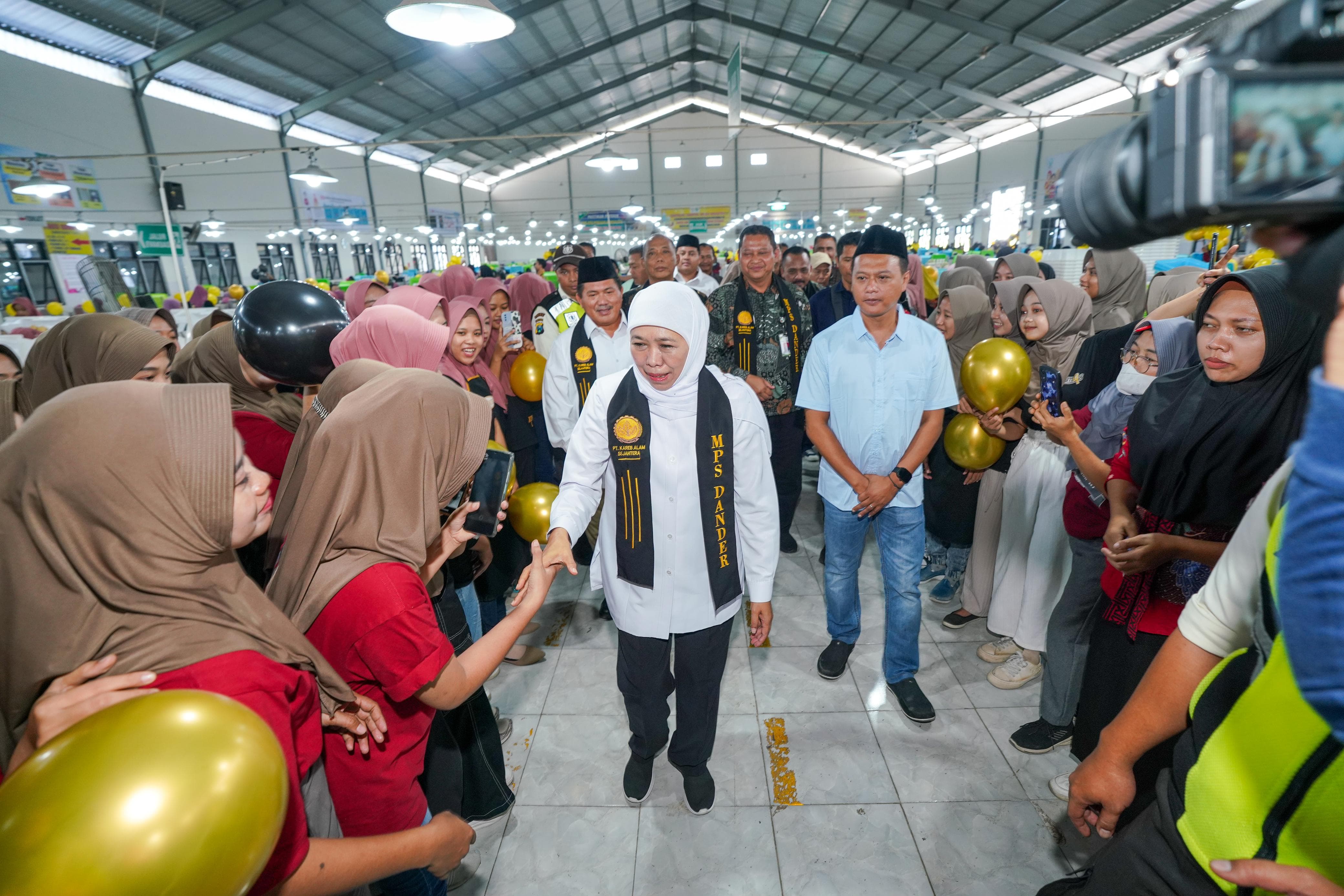 Khofifah Dinobatkan sebagai Ibunya Pekerja SKT, Dorong Maksimalkan Tenaga Kerja Perempuan