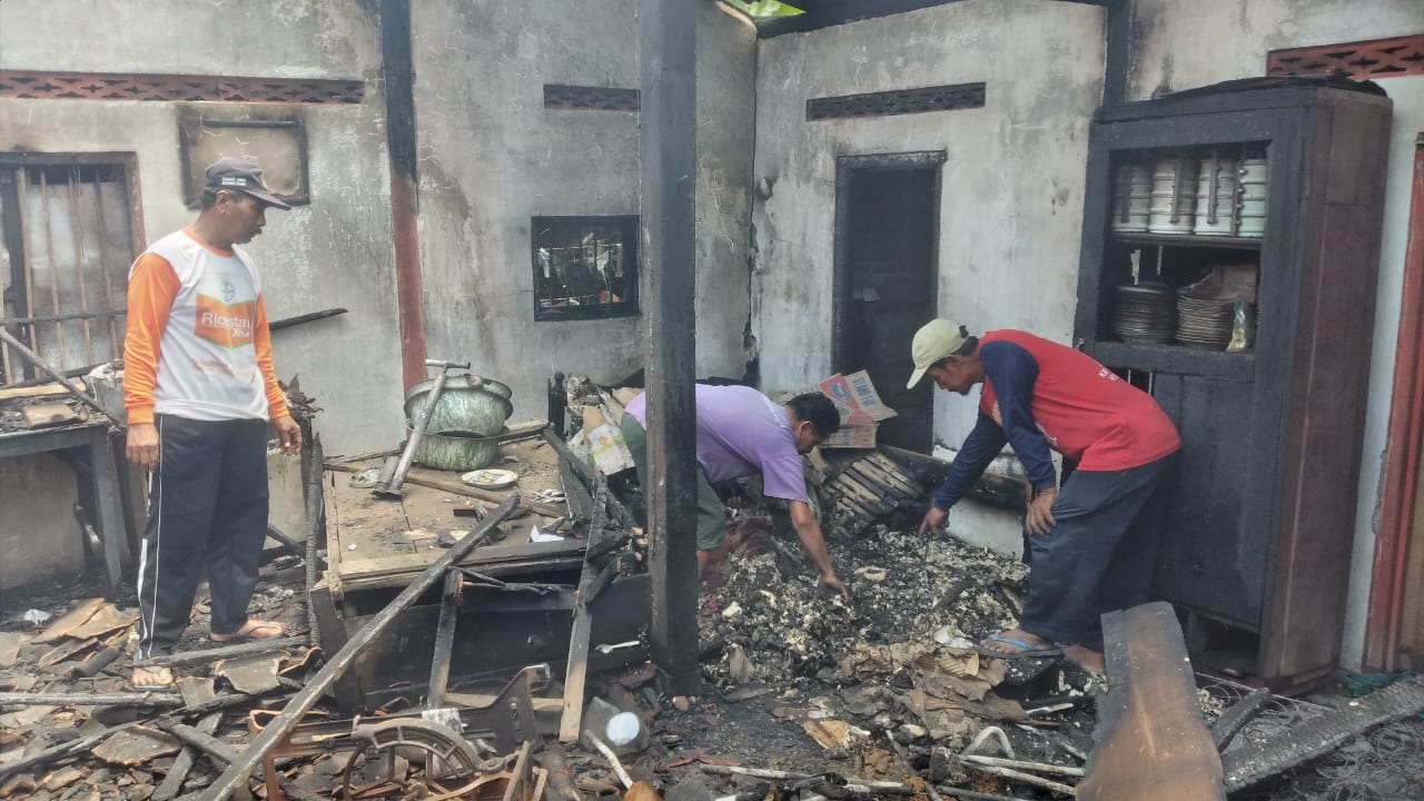 Rumah Kakek di Madiun Ludes Terbakar, Uang Rp. 20 Juta Amblas
