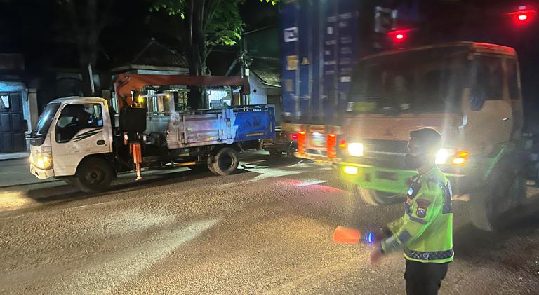 Satlantas Polres Pasuruan Amankan Perbaikan Jalur Nasional di Bangil
