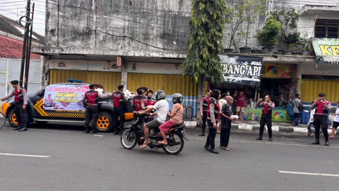  Program Padi Sawangi, 100 Nasi Kotak Dibagikan Sat Samapta Polres Lumajang