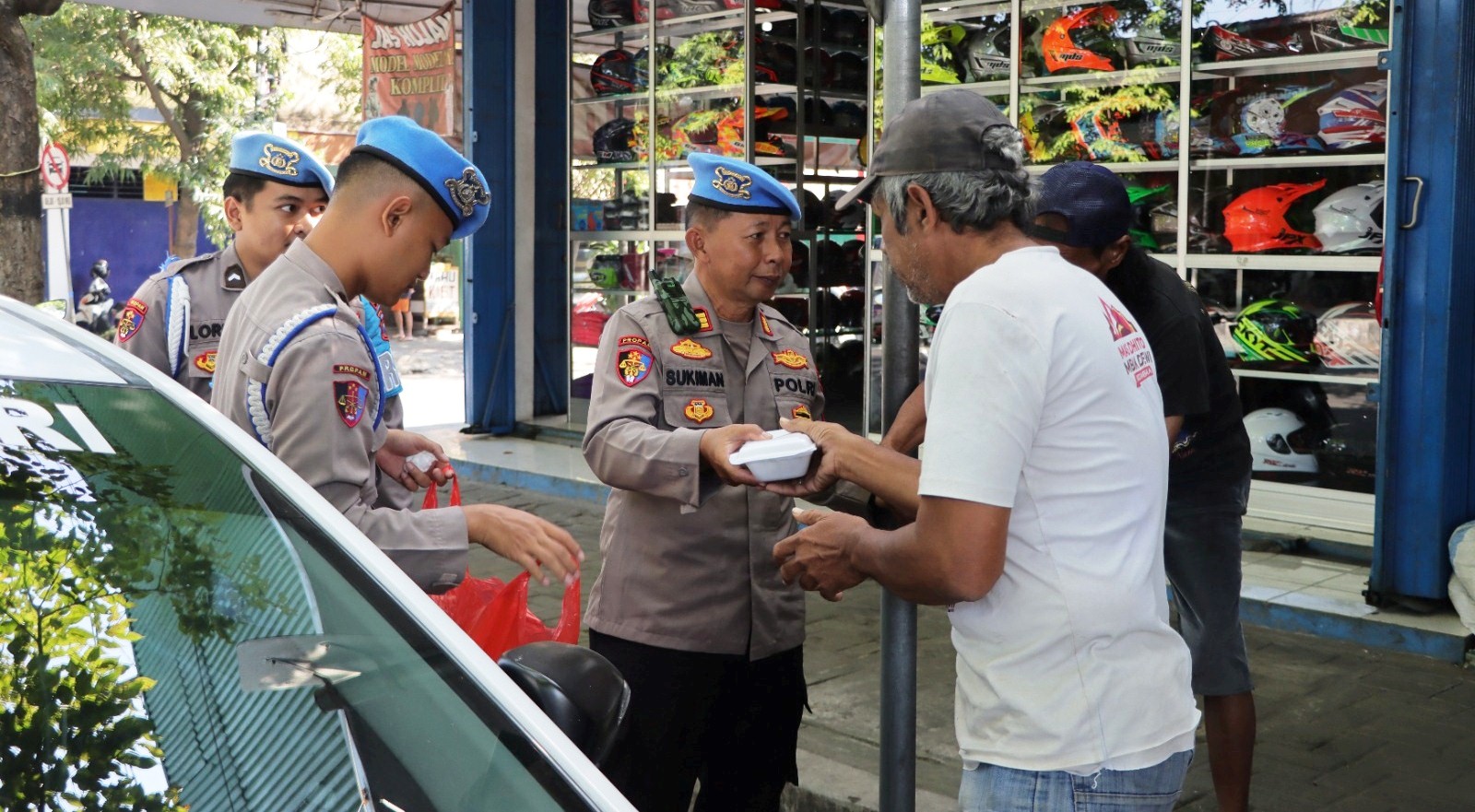 Jumat Berkah Propam Polres Kediri: Berbagi Kebahagiaan dan Dekatkan Diri dengan Warga