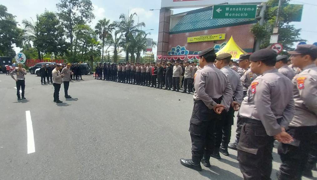 Polsek Gayungan Pimpin Pengamanan Aksi Unjuk Rasa Buruh di Perbatasan Surabaya