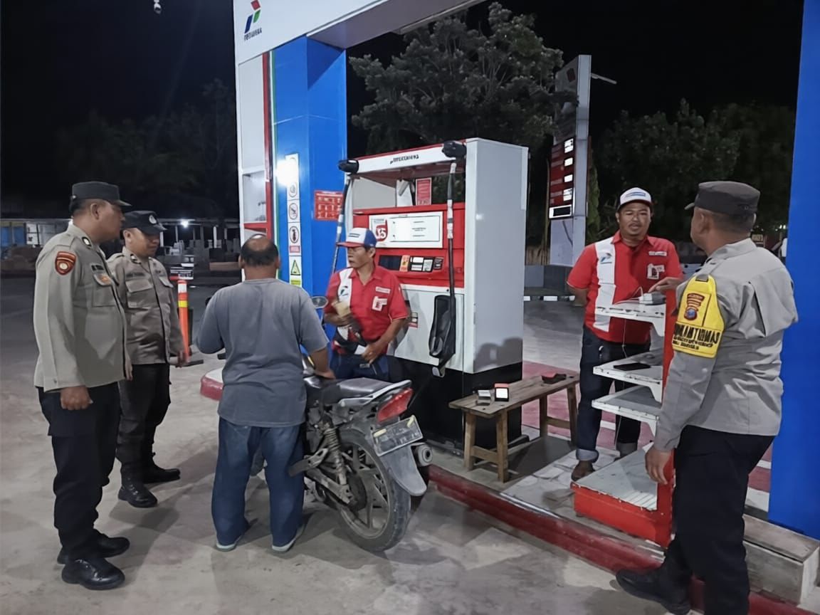 Patroli Malam SPBU dan Pos Kamling, Polsek Padas Perkuat Keamanan di Ngawi