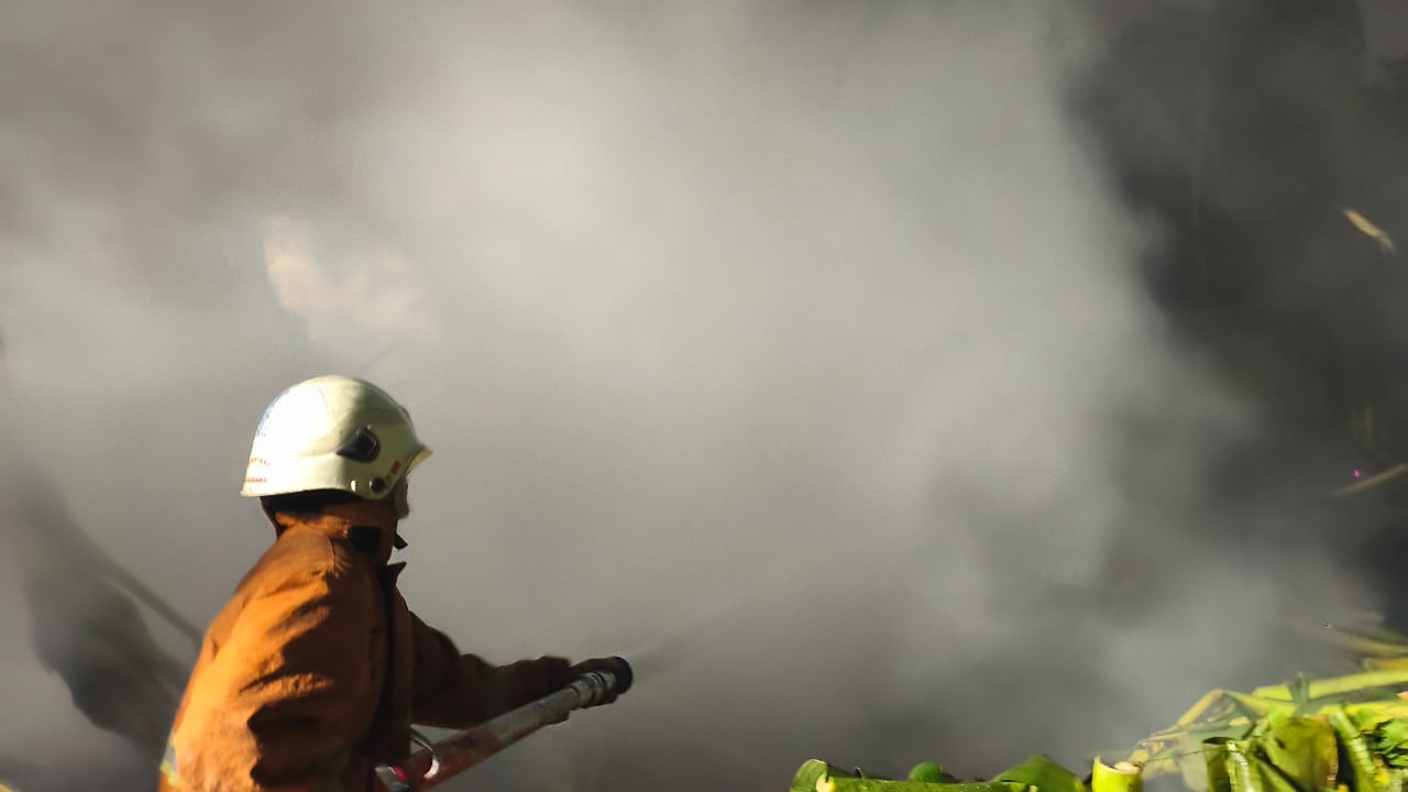 Akibat Bakar Sampah, Gubuk di Jalan Gayungan Dilahap Api