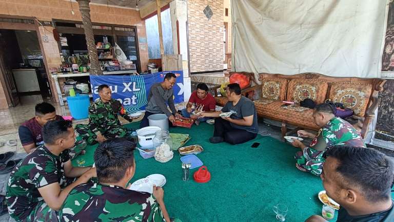 TMMD Sidoarjo Merajut Persaudaraan Lewat Makan Bersama Warga