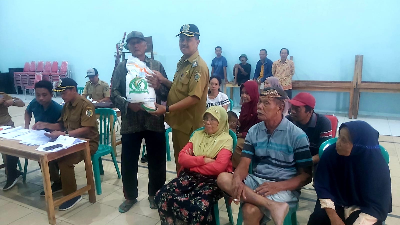 Warga Rentan Pangan Desa Mojoagung Lega Mendapat Bantuan Beras