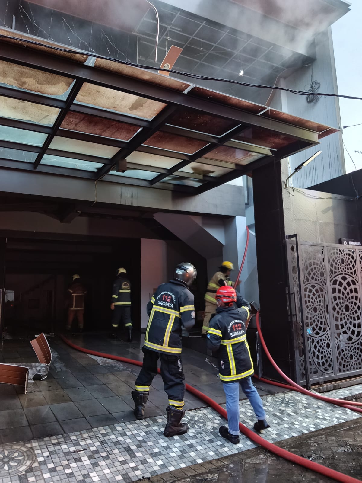 Si Jago Merah Amuk Rumah di Ngagel Madya, Api Hanguskan Kamar Lantai Dua