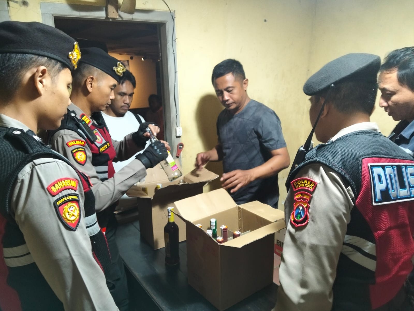 Polres Kediri Kota Razia Tempat Hiburan Malam, Ratusan Botol Miras Diamankan