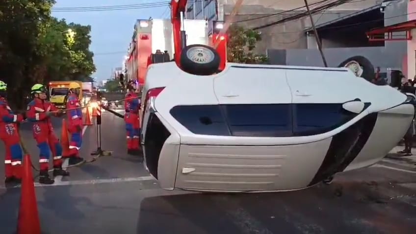 Diduga Mengantuk, Mobil Xenia Tabrak Xpander dan Terbalik di Simokerto Surabaya