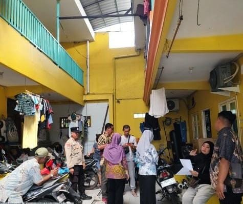 Tertibkan Adminduk, Polsek Wiyung Dampingi Kelurahan Balas Klumprik Sisir Rumah Kos