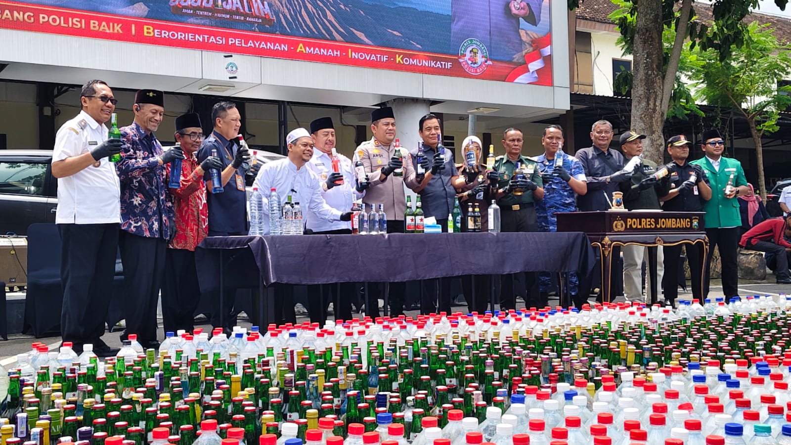 Wujudkan Zero Miras, Polres Jombang Musnahkan Ribuan Botol Air Haram
