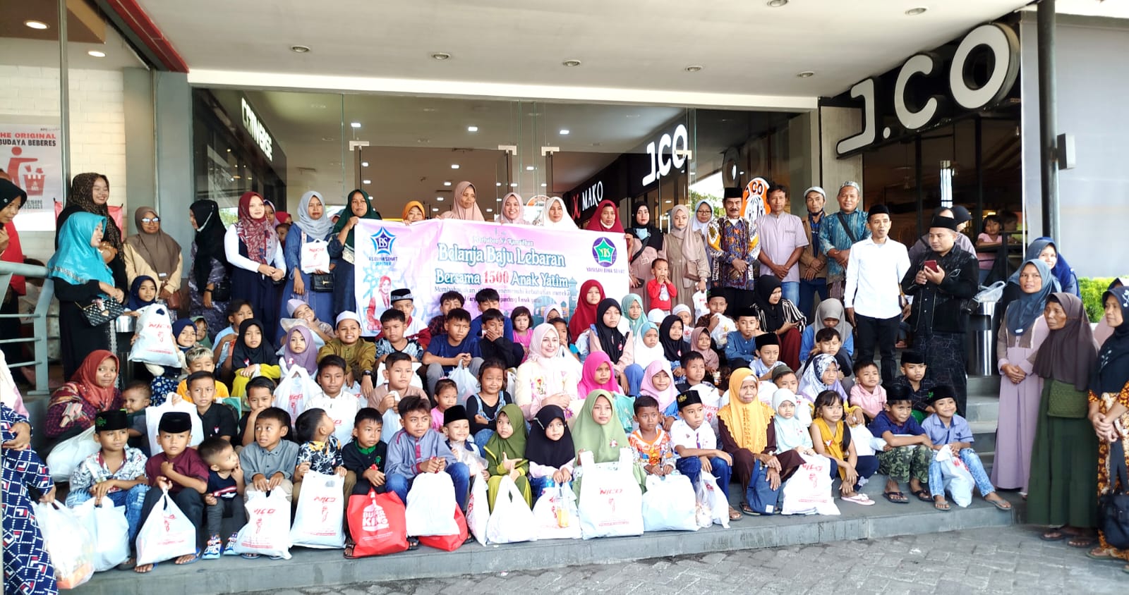 Dokter Hj Faida Owner RSBS Jember, Bersama 1.500 Anak Yatim Belanja Baju Lebaran