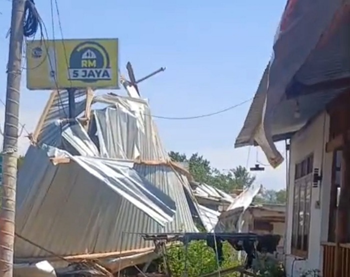 Atap RM 5 Jaya Situbondo Terbang Diterjang Puting Beliung