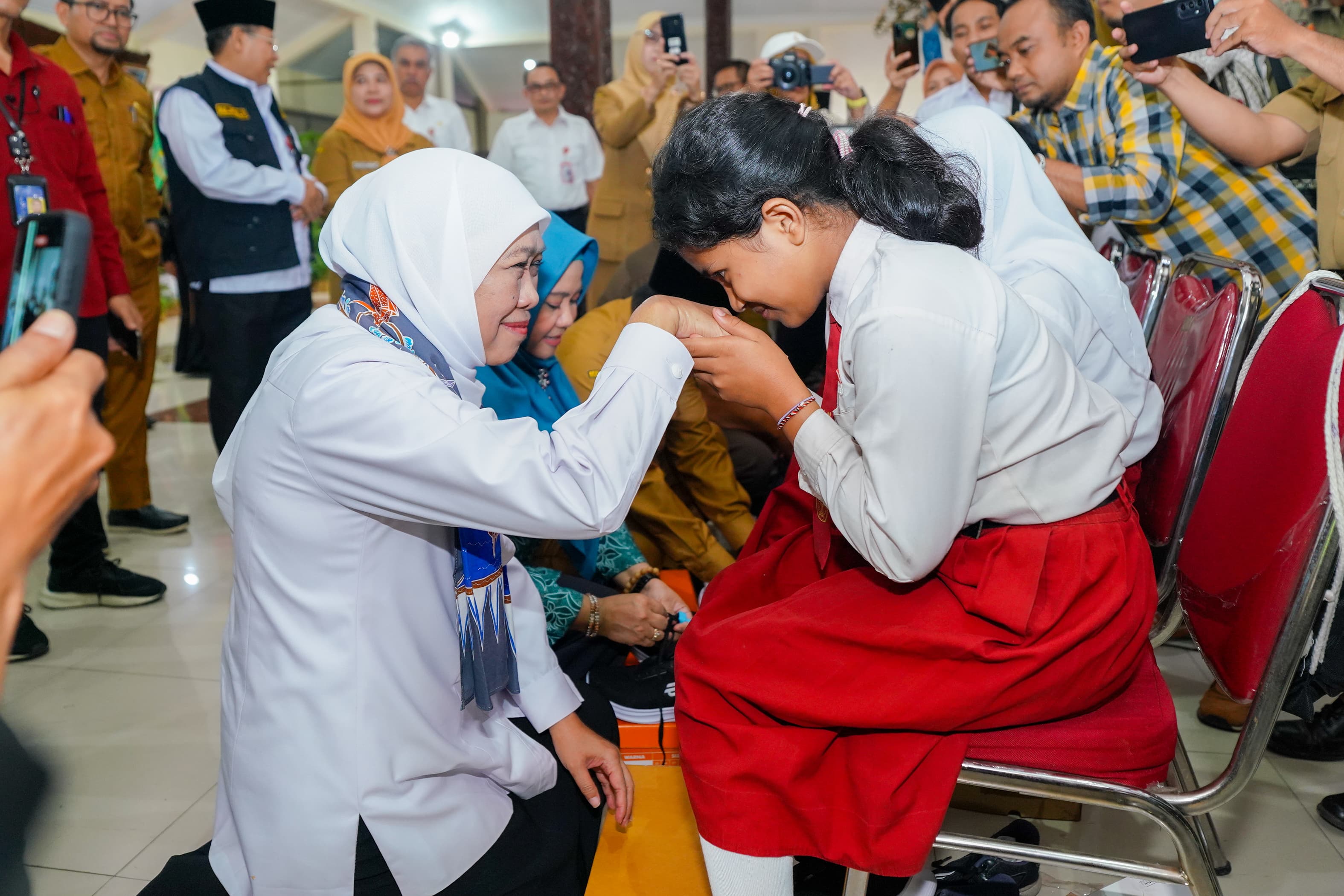 Gubernur Khofifah Salurkan Bansos Rp12,9 Miliar 